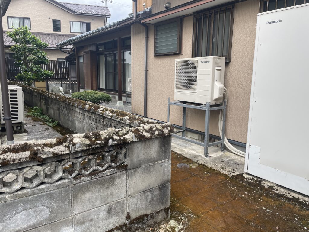 薄型のエコキュートが設置されていました。