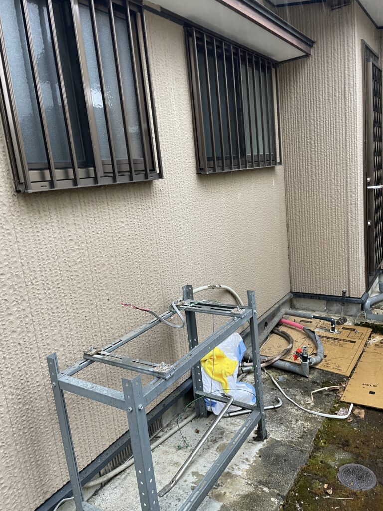 エコキュートの入替工事は、給水・給湯・ふろ配管をつなぐ「設備関係の工事」と、電源やアースを扱う「電気関係の工事」の両方が必要になります。半日で工事が進むよう段取り良く工程を組んでいます。