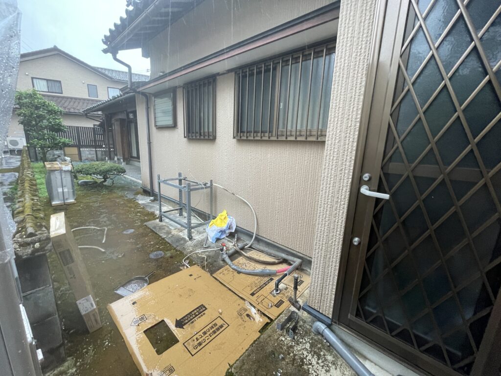 既存のエコキュートを撤去後、架台を設置調整しました。
建物外部にみえるのが給湯、給水などの配管です。
