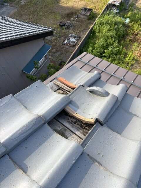 雪の重みで瓦が大きくズレています。内部の状態を確認するため、周囲の瓦を剥がして調査します。