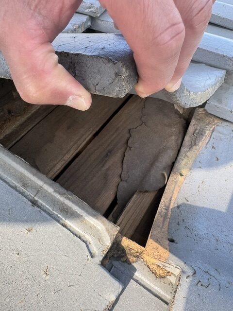 瓦を剥がして内部を確認すると、防水シートが破れて下地の木部が見えていました。雨漏りを防ぐため、下地材からしっかりやり替えます。