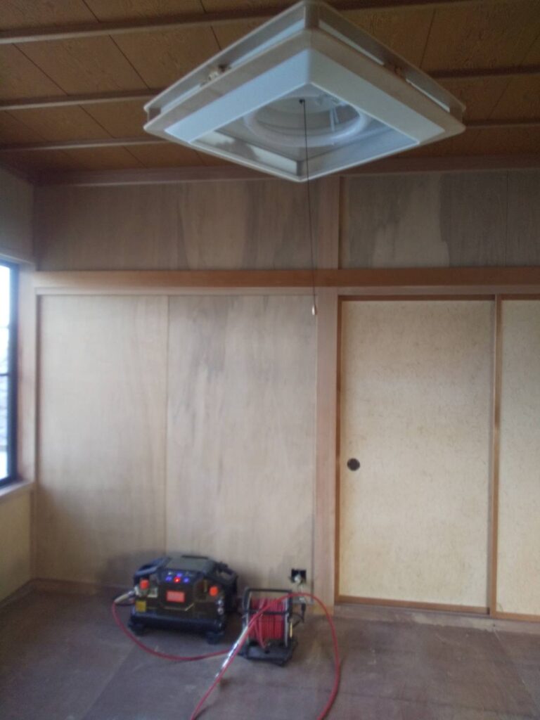 畳を外した和室です。壁は下地の状態になりました。
