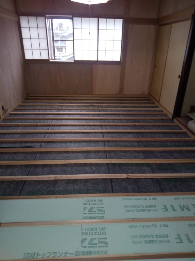 根太と根太の間に断熱材を敷き込みます。