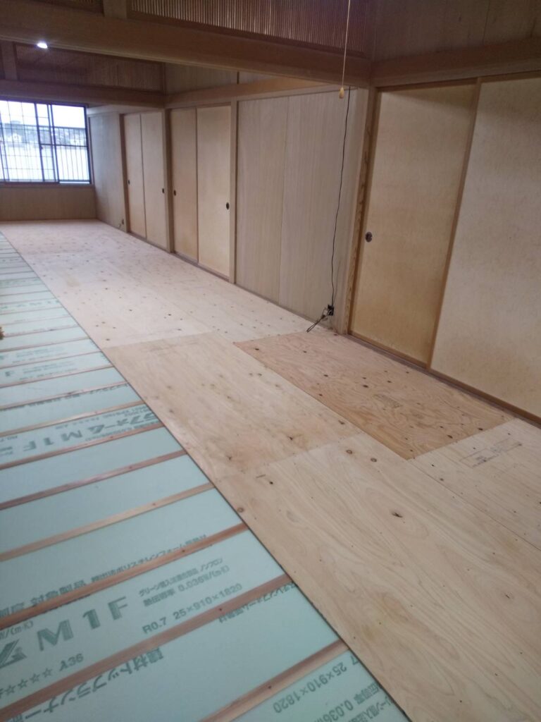 •	断熱材の上に合板を張り、フローリングを張るための下地をつくります。