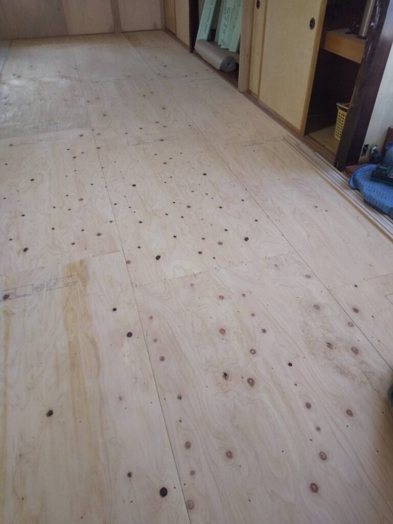 隣室も同様の工程を行いフローリング材を張っていきます。