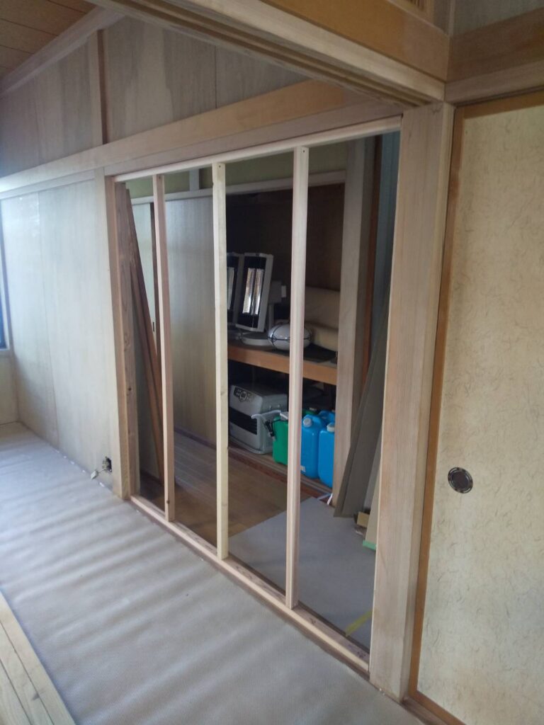 ２つの和室を１部屋の洋室にしたので出入口を塞ぎ壁にします。