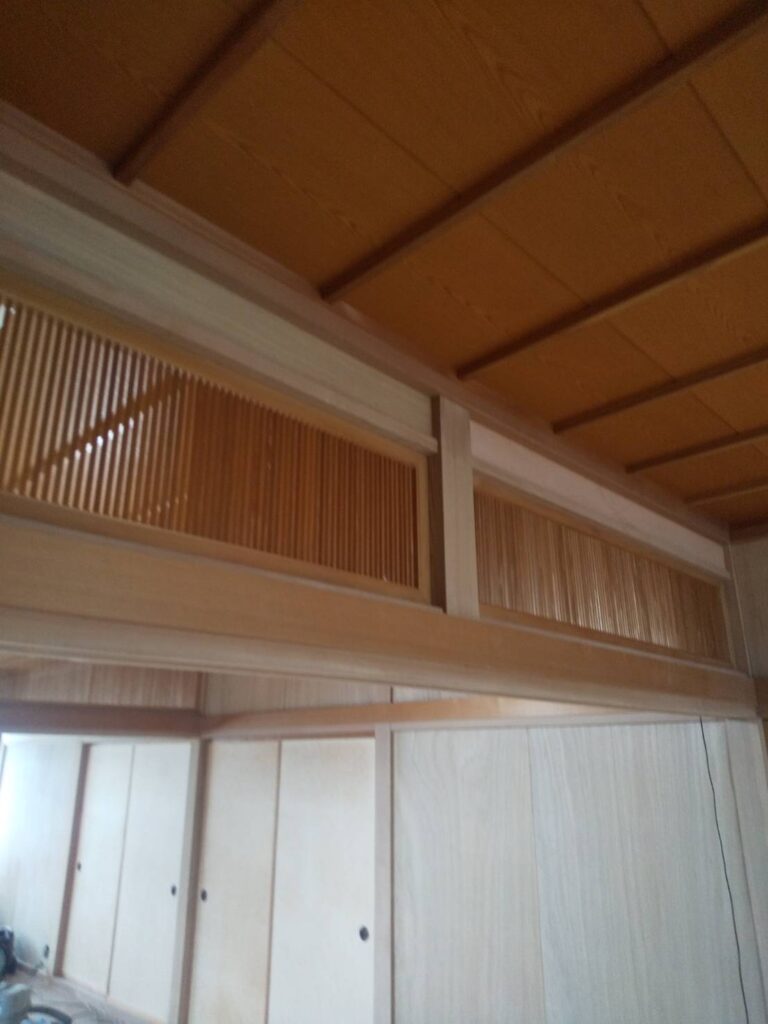 •	格子の欄間と、木目の天井。この趣は、そのまま活かします。
